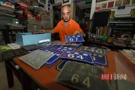 武汉“门牌爷爷”为守护老城记忆，在家中建了一个“门牌博物馆”图片