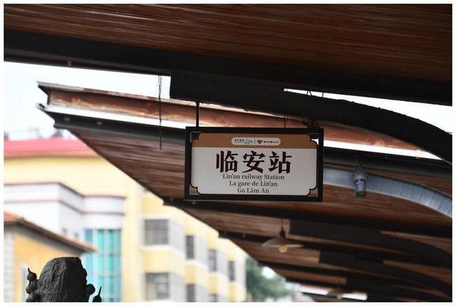 七彩云南之四：坐米轨火车 让时光倒流