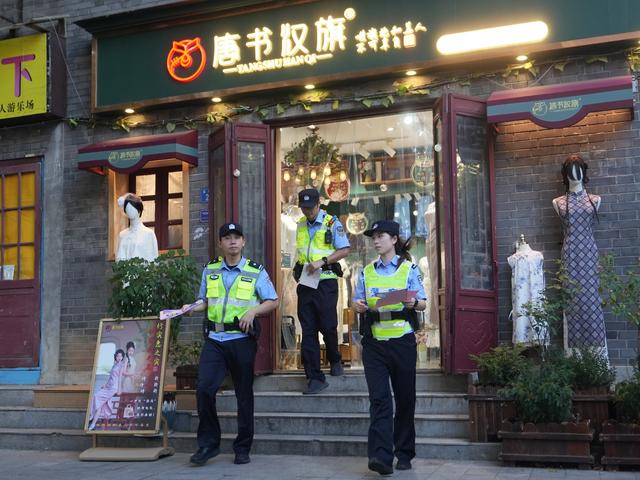 高温下，武汉公安悉心守护“网红打卡地”