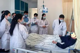 男子天天喝酒致腹痛，医生从他血管里抽出“牛奶血”图片
