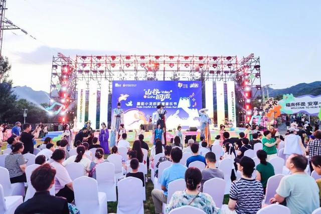绝了！小龙虾+音乐节，簋街“搬”到长城脚下！