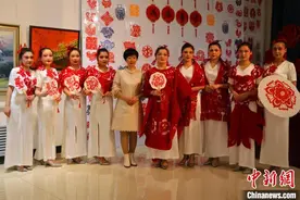 （新春走基层）把剪纸穿身上 这场国风走秀在新疆展非遗魅力图片
