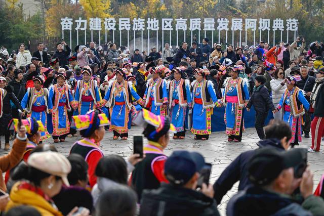 茂县羌族民众载歌载舞欢庆羌年