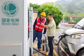 应急充电车也“上岗”了 护航新能源车主充电无忧图片