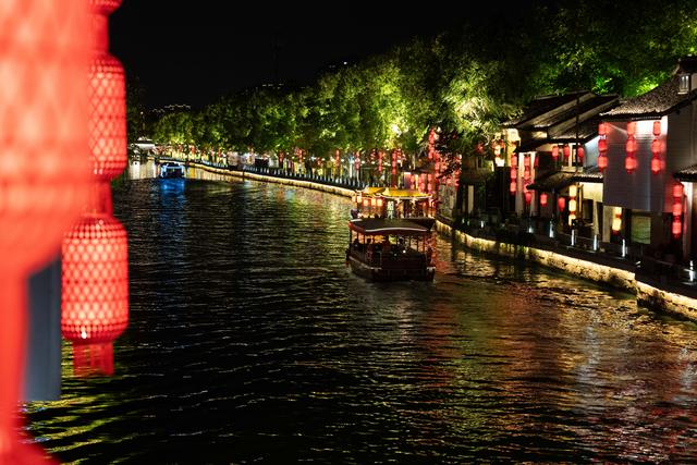 江苏无锡：夜经济点亮古运河