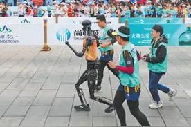 全球首个人形机器人半程马拉松北京亦庄开跑图片