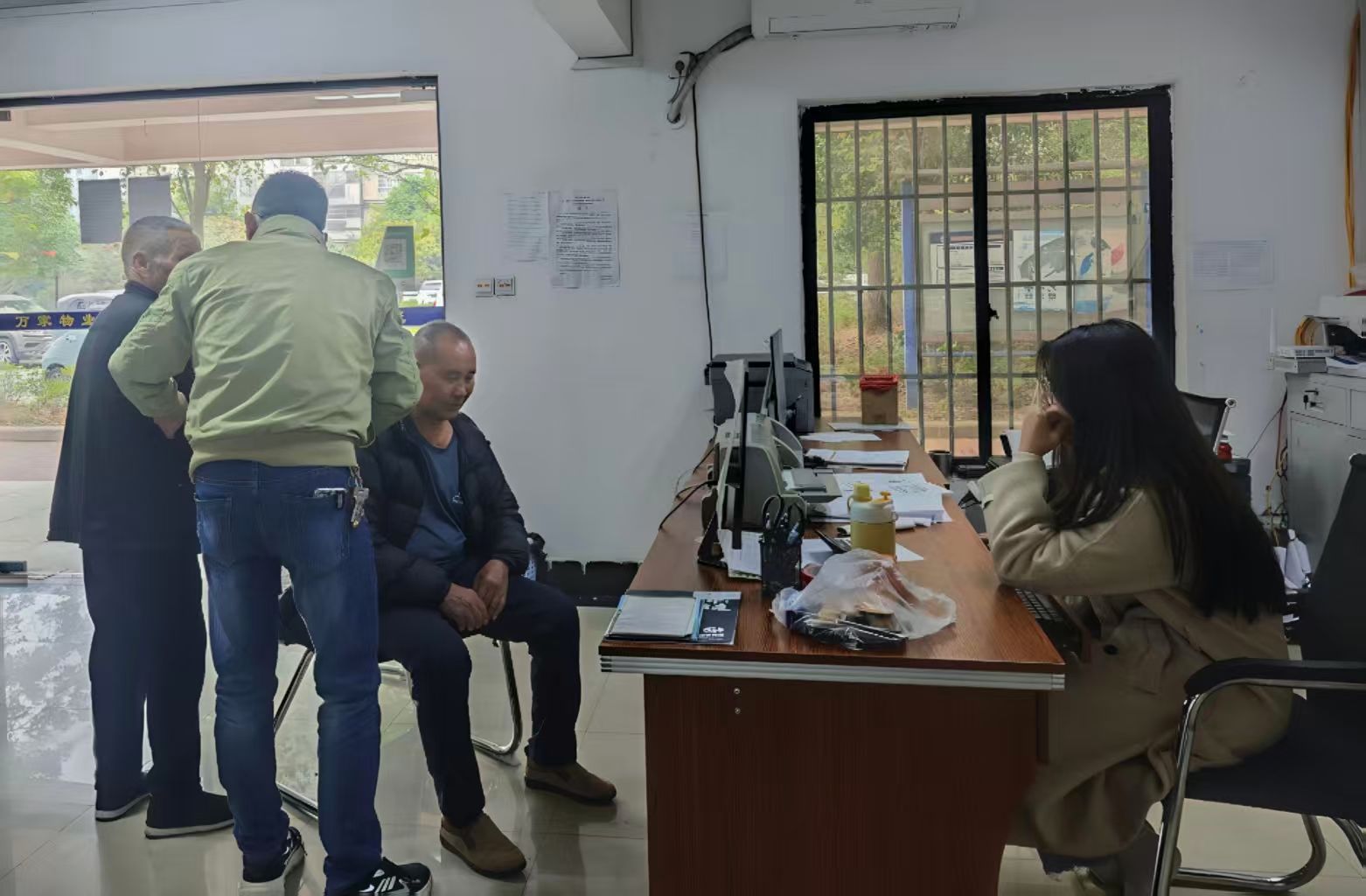 不交物业费,电梯全停了:千余拆迁农户上楼难