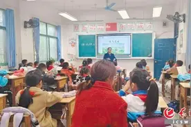 那个爱哭的孩子，会给同学擦眼泪图片