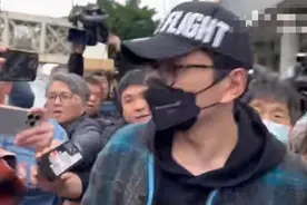 33岁王大陆因逃避兵役被捕，交3万元人民币保释金后沉默离开检署图片