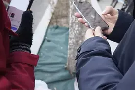 国补很香，签收有点难？拆包装、激活、拍照、审核…在线买国补手机，签收时有人“罚站”1小时｜“国补”热度图片