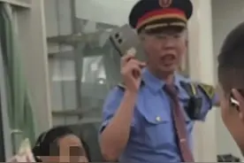 无座旅客被餐车服务员多收费？列车长霸气喊话护客：退钱图片