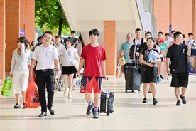 广东科技学院迎来万余名新生，“广东时代好少年”兄弟顺利报到图片