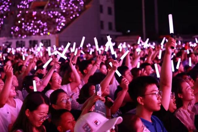 直击 || 览山的昨夜星辰：张靓颖杨宗纬吴克群唱醉大美银川！