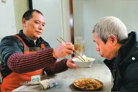 小面馆有大爱：老板为无手顾客喂饭四年多图片