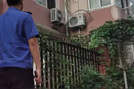 洗衣机放阳台，私接管道伸进雨水管排污，执法人员：限期整改图片