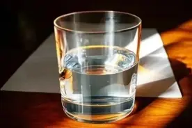 为什么医生总让多喝水？能改善多种健康问题，好处远超预期图片