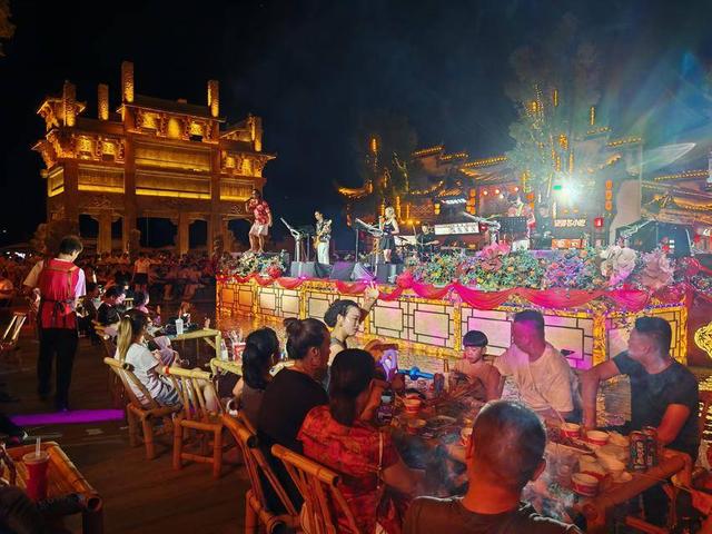 云梦：“狂人夏浪季”万人夜游祥云湾