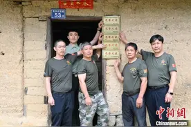 五块光荣牌 一家五代兵图片