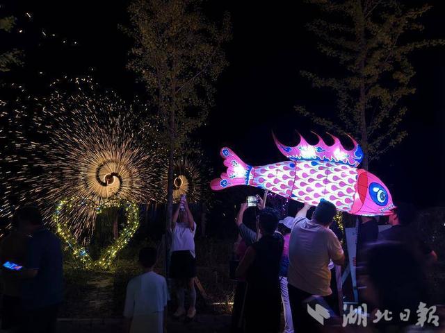 竹山：篝火晚会燃动圣水湖畔