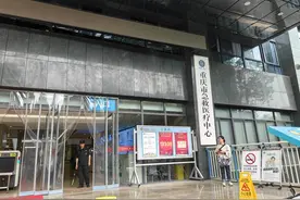 重庆地铁站墙砖脱落砸中孕妇 亲属：大人还在重症监护室，胎儿未保住图片