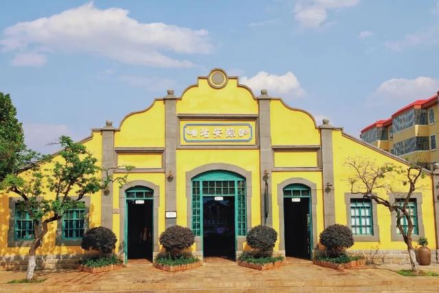 时速仅25公里！观光米轨小火车火了！