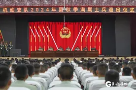 【高清组图】又是一年退伍季 他们告别军营启新程图片