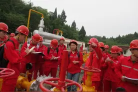 生产一线淬炼石油精神，校企联合共育海油精英图片