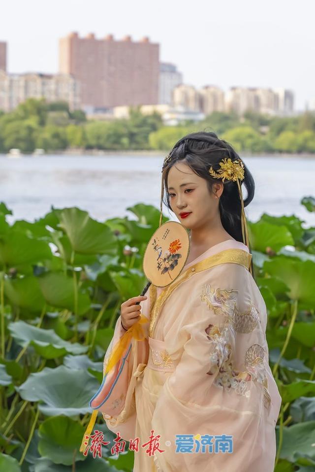 古城秋韵邂逅国潮，彰显文化自信和传统之美