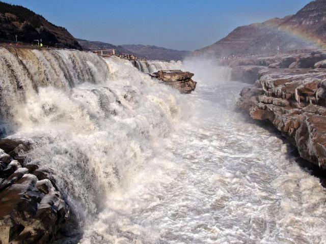 黄河壶口瀑布现冰挂流凌景观