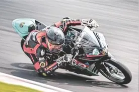 “散装”摩托车手“拼”出一个冠军图片