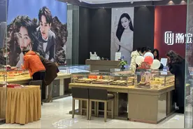 半岛调查｜金价狂飙，谁在“折腰”！有人一次性花三十万买金饰，有人一次性卖出成斤黄金图片