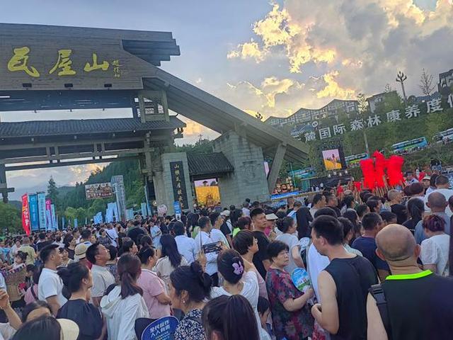 四川洪雅：将“村晚+”串成一条群众参与性极高的文旅链