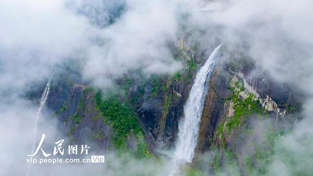 福建德化：岱仙瀑布气势磅礴