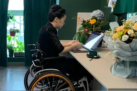 人间丨高位截瘫14年，“轮椅女孩”易懿从未被困在轮椅里图片