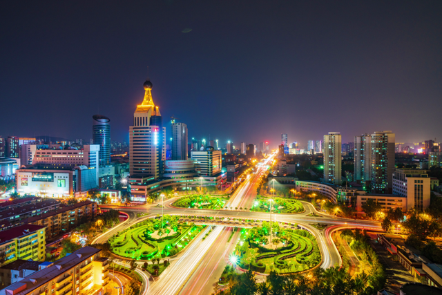 后来我走过了很多路，再没见过经十路那样的路