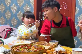 夜市卖炒粉的“断臂爸爸”，除夕夜用200元做了八道菜 | 共度幸福年·团圆图片