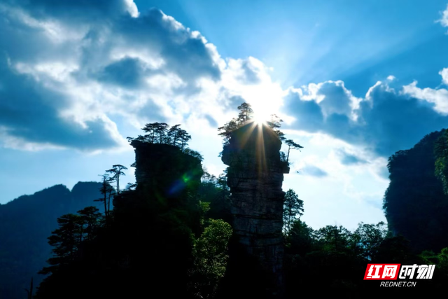 张家界国家森林公园：蓝天白云勾勒绝美山水画卷