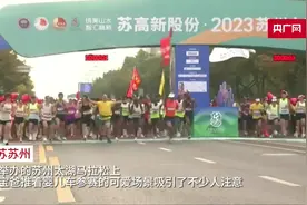 宝妈宝爸推婴儿车参加马拉松  工作人员：宝宝也有自己号码牌图片