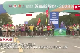 宝妈宝爸推婴儿车参加马拉松  工作人员：宝宝也有自己号码牌图片