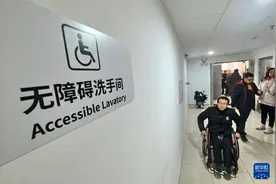商圈里的爱心服务图片