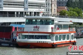 中国首艘新能源轮渡船在沪启航图片