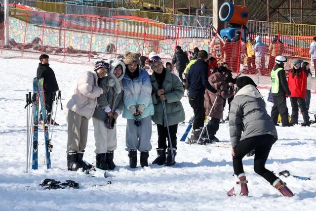 钟山区:新举措赋能冰雪游 雪季福利暖客心