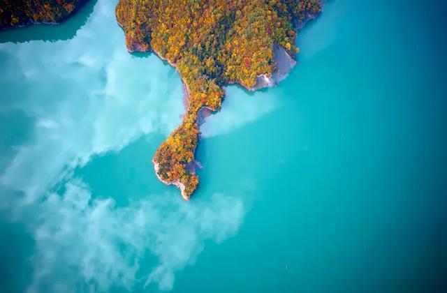 青睐绵阳 ‖ 红透了！周末去平武，沿着“百里彩林走廊”看一场雪山彩林“大片”~