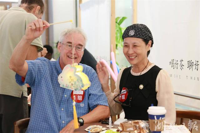 武汉市内免税店邀国际友人共庆中秋