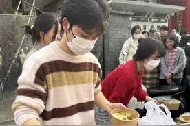 复旦研究生退学摆摊日入700元，网友：别鼓吹读书无用论图片