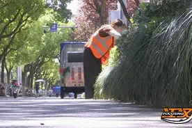 致敬高温下的劳动者|烈日当头 环卫工人用汗水“擦”亮城市容颜图片