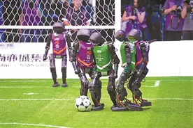 机器人角逐绿茵场 一分钟内踢进两球图片