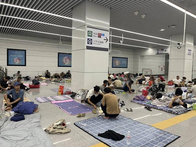 深圳一地铁站开辟安置点