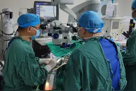 五旬女子遭遇车祸险失明，专家紧急救助打赢“眼球保卫战”图片