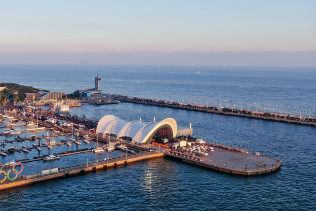 “奥帆中心潮ING秀场”荣膺2025青岛（市南）庭院艺术季“庭院光影场景奖”